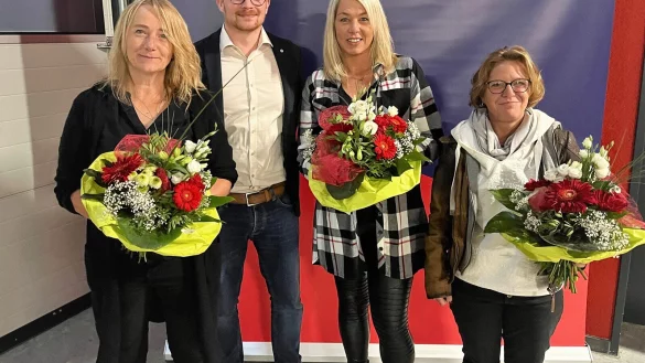 Zum herausragenden Engagement gab es herzliche Glückwünsche und Dank für langjährige Treue für Petra Rekelkamm (von links) von Patrik Benzler und für Michaela Hellmann und Kirsten Wilms-Kesting. - © Johanniter Lippe-Höxter