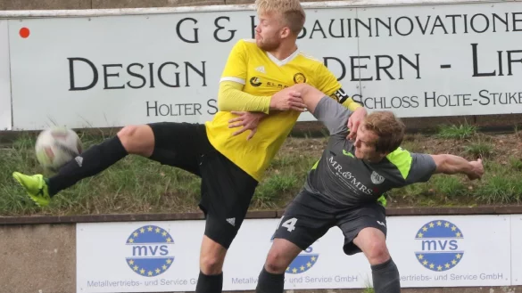 Da schaut selbst der Hund genau hin: Oerlinghausens Nils Engmann (rechts) gibt sich im Duell mit Wellensieks Kapit&auml;n Moritz Schmidt nicht geschlagen. - &copy; Oliver K&ouml;nig