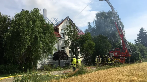 Mit einem Gro&szlig;aufgebot war die Feuerwehr in der Stra&szlig;e "Am Bahndamm" im Einsatz. - &copy; Daniel Hobein