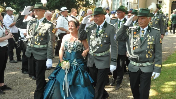 Das amtierende K&ouml;nigspaar Ilka und Mario Pieper pr&auml;sentiert sich den Sch&uuml;tzen auf der festlichen Parade in Barntrup. - &copy; Nicole Ellerbrake