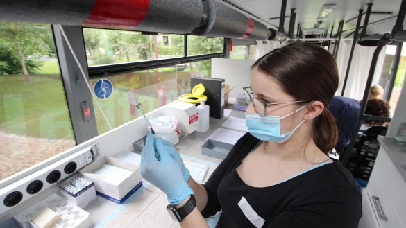 Lavina Dreier zieht im Impfbus eine Spritze mit Impfstoff auf.&nbsp; - &copy; Jens Rademacher
