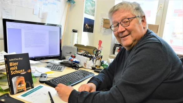 Bier mit Schuss: In dieser Anthologie hat J&ouml;rg Czyborra seinen ersten Kurzkrimi ver&ouml;ffentlicht. Der kommt beim Verleger so gut an, dass Czyborra jetzt an seinem ersten Roman schreibt. - &copy; Karin Prignitz