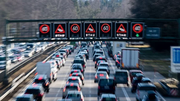 Dichter Verkehr - &copy; Foto: Matthias Balk/dpa