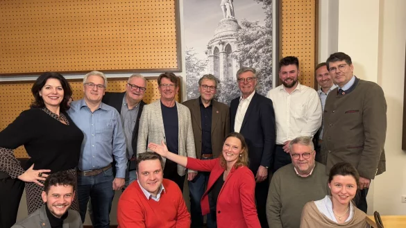 Das Bild zeigt (hinten von links) Renate Hartmann, Frank Witte, Friedrich Sundhoff, Jörg Thelaner, Meinolf Haase, Friedel Heuwinkel, Cord Henrik Starke, Jan Martin Vogt und Stephan Grigat sowie (vorne von links) Daniel Neufeld, Lars Brakhage, Dr. Marika Thiersch, Jan Wisomiersky und Laura Ottemeier. - © CDU Detmold