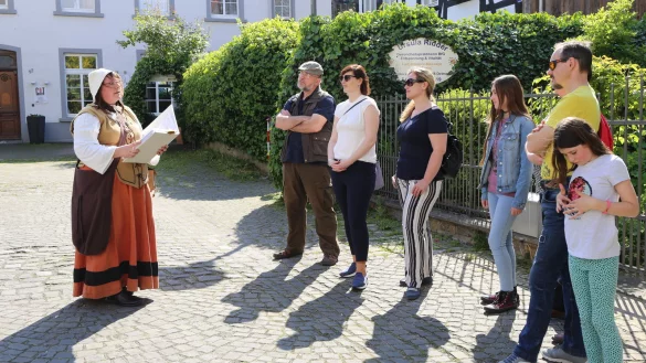 Stadtf&uuml;hrerin Claudia Diekmann in der Rolle der Eliesebet Lohmans ermittelt mit den Teilnehmern in einem mutma&szlig;lichen Mordfall. - &copy; Alina Hetland