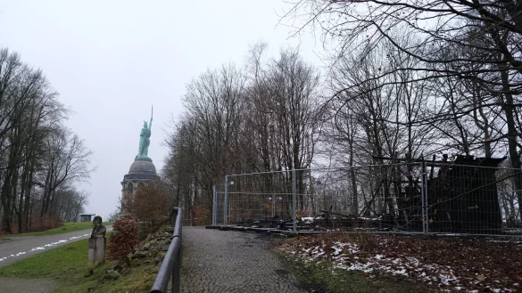 Trauriger Anblick: An der Brandruine kommen die Besucher des Hermanns vorbei. Wie es weitergeht, ist noch unklar. - &copy; Sven Koch(LZ)