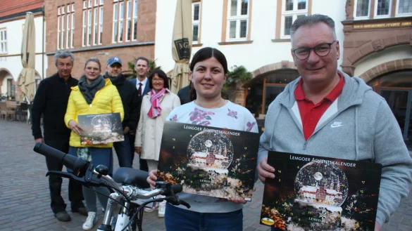 Ayse Bali (Fahrrad Becker) und Markus Henkel (Intersport Henkel) präsentieren die neuen Adventskalender.  - © Kirsten Fuhrmann