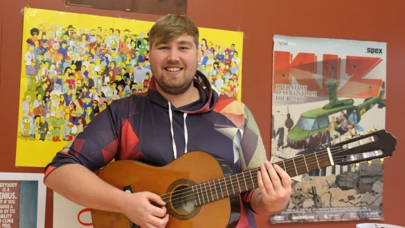 Mit der Gitarre f&uuml;hlt sich der S&auml;nger und angehende Erzieher Ren&eacute; Wieneke am wohlsten.&nbsp; - &copy; Sandra Castrup