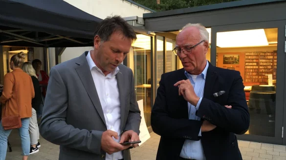 Am Wahlabend verfolgen bei der SPD der neu gew&auml;hlte B&uuml;rgermeister Frank Hilker (links) und der scheidenden Fraktionschef Harald Matz die Ergebnisse. - &copy; Jana Beckmann
