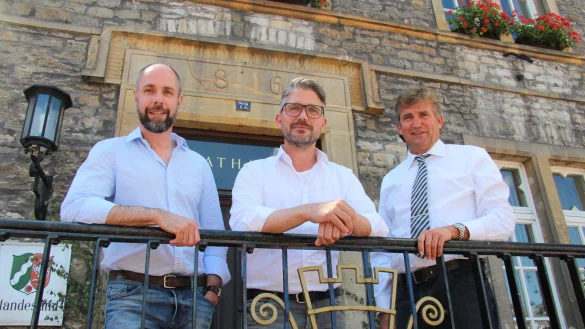 Erster Arbeitstag: Den hat am Freitag Lages neuer Chef des Stadtmarketings, Ralf Hammacher (Mitte), absolviert. B&uuml;rgermeister Christian Liebrecht (rechts) und K&auml;mmerer Frank Limpke w&uuml;nschten ihm f&uuml;r den Start alles Gute. - &copy; Wolfgang Becker