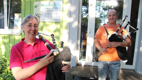 Christiane Wehfer trifft sich regelm&auml;&szlig;ig mit ihrem Musiksch&uuml;ler, Matijas Amelung-Perisic. Ge&uuml;bt wird in der Musikschule auf dem Gel&auml;nde der Grundschule B&ouml;singfeld. - &copy; Kirsten Fuhrmann