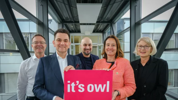 Günter Korder (v. l.), Stefan Breit, Roman Dumitrescu, Regierungspräsidentin Anna-Katharina Bölling und Ingeborg Schramm-Wölk glauben, dass die Verknüpfung von Wissen die Region voranbringen wird. - © Andreas Zobe