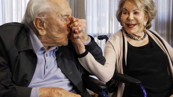 Anne Douglas gestorben - &copy; Foto: Reed Saxon/AP/dpa