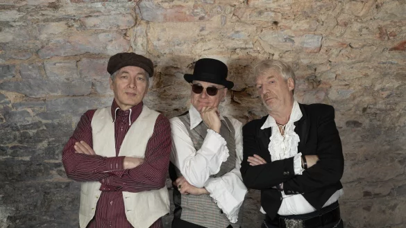 Drei Männer unter sich: So sehen Fabian und die Detektive heute aus. - © Tim Klein Photography