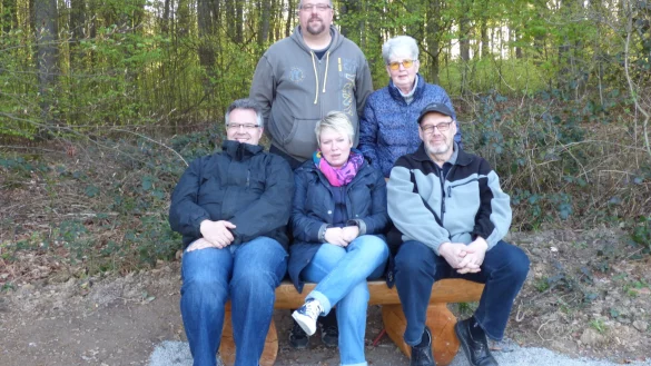 Sandra Dubbert und Falk Niehage (sitzend Mitte und Links) freuen sich das der Ortsverein ihrem Wunsch nachgekommen ist, und eine Sitzbank in Bega aufstellen lassen hat. - © Privat
