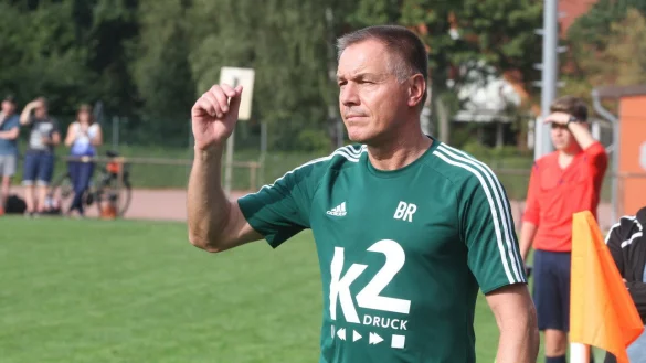 Trainer Ralf Brokmann (vorne) und Henning Diekmann, stellvertretender Obmann des SuS Pivitsheide. - &copy; Sebastian Lucas