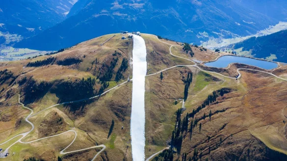 Schneeband im Gr&uuml;nen - &copy; Foto: Expa/Johann Groder/APA/dpa
