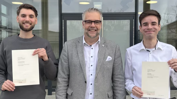 Herausragende Ergebnisse: Schulleiter Heiko Jucks ehrt Tim-Oliver Schmidt (links) und Felix Stolle (rechts). - © Hanse Berufskolleg