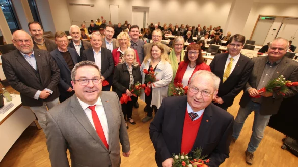 Landrat Dr. Axel Lehmann (vorne links) hat Kurt Kalkreuter (vorne rechts)
und 15 weitere Mitglieder des Kreistags für ihr langjähriges Engagement geehrt. - © Kreis Lippe