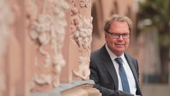 Will politisch k&uuml;rzer treten: Der Fraktionsvorsitzende der Lemgoer CDU, Dr. Harald Pohlmann, am Apothekenerker des Rathauses. Er strebt mehr Zeit f&uuml;r Familie, Firma und Segeln an &ndash; in dieser Reihenfolge. - &copy; Till Brand