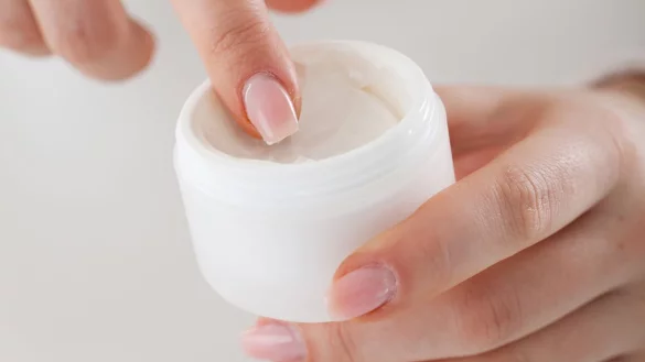 &Ouml;ko-Test Deocremes Aluminium Schwitzen - &copy; Foto: Christin Klose/dpa-tmn