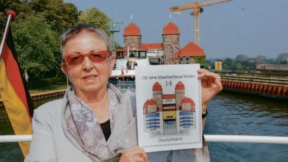 Grafikerin Ursula Lautenschl&auml;ger mit ihrer Zeichnung. Statt mit 14 Cent ist die Marke nun mit 45 Cent ausgezeichnet. - &copy; FOTO: LKP