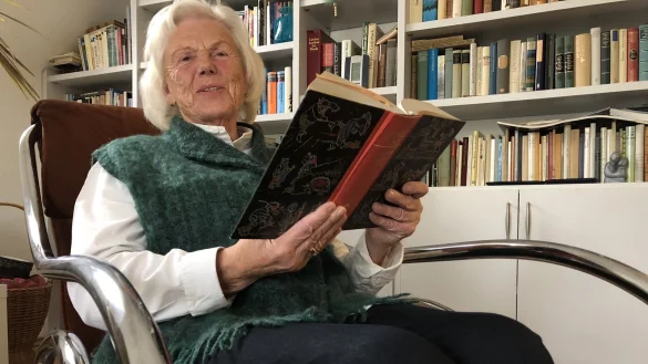 Waltraud Herres sitzt in ihrer Bibliothek und liest ein Buch. Das Foto entstand im Jahr 2018.&nbsp; - &copy; Sven Kienscherf