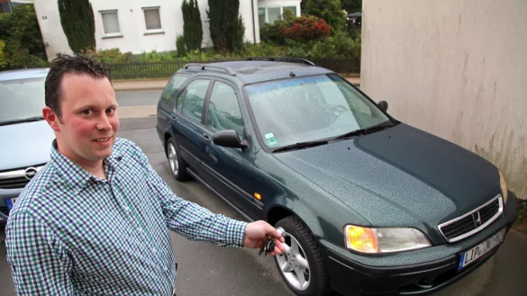 Wieder daheim: Jascha Witzke ist froh, seinen Wagen nach einer abenteuerlichen Geschichte wiedergefunden zu haben. - © Bernhard Preuss