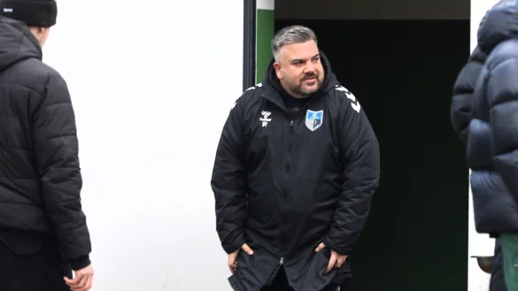 Noch prangt das Logo des SC Bad Salzuflen auf der Jacke, bald das des TuS Ahmsen: Sladjan Vucetic wird beim Bezirksligisten Sportlicher Leiter. - © Oliver König