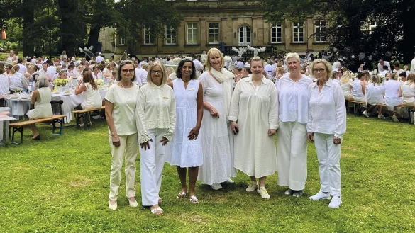 Im Palaisgarten hatte das Dinner in Weiß ein passendes Ambiente. - © Soroptimist Club