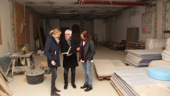 Besichtigung: Reinhard zum Hebel (Mitte) und Annalena Schr&ouml;der-Sohn (links) von der St-Elisabeth-Stiftung sehen sich zusammen mit Stephanie Kleine von der Lebenshilfe Detmold die Pl&auml;ne f&uuml;r das zuk&uuml;nftige Forum im Erdgeschoss an. - &copy; Jana Beckmann
