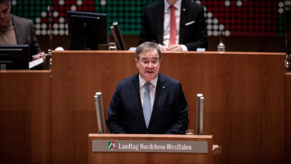 Ministerpr&auml;sident Armin Laschet (CDU)&nbsp;informiert den Landtag bei einer Sondersitzung. - &copy; Fabian Strauch/dpa