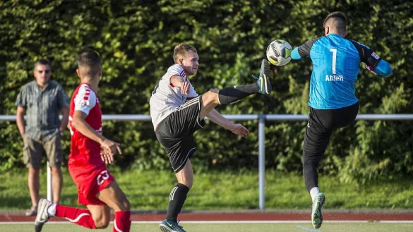 Erst Ahlen, nun Holsen: Posts Alexander Felker (Mitte). - &copy; Egon Penner