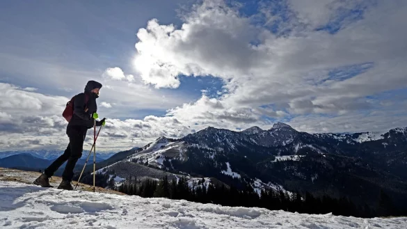Ein Mann wandert in einer Berglandschaft mit Schnee - © Foto: Uwe Lein/dpa/dpa-tmn