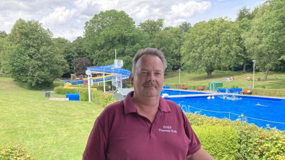 Thomas Ro&szlig; ist Schwimmmeister aus Leidenschaft - im Waldbad hat er mit weiteren Helfern alles im Griff. - &copy; Cordula Gr&ouml;ne