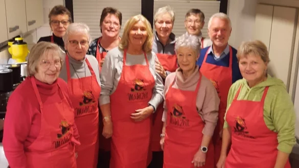 Die Ehrenamtlichen feiern Weihnachten. - © MahlZeit