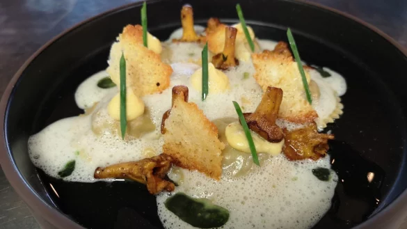 Das fertige Gericht ist auch ein Augenschmaus. Der Rahmspinat versteckt sich unter den Ravioli. - &copy; Anke Groenewold