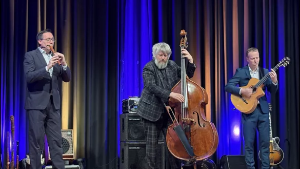 "Wildes Holz" auf der Bühne in Blombergs Kulturhaus „Alte Meierei“. - © Jan Schillmann