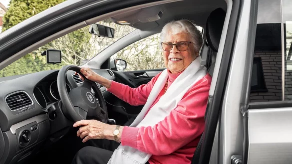 Das Auto bedeutet Unabh&auml;ngigkeit: Margot Seiffert-Riegel f&auml;hrt fast t&auml;glich mit ihrem VW-Golf, um Freunde und Bekannte zu besuchen. Sie brauche den Wagen auch f&uuml;r Arztbesuche und Eink&auml;ufe, betont die 84-J&auml;hrige. - &copy; Torben Gocke