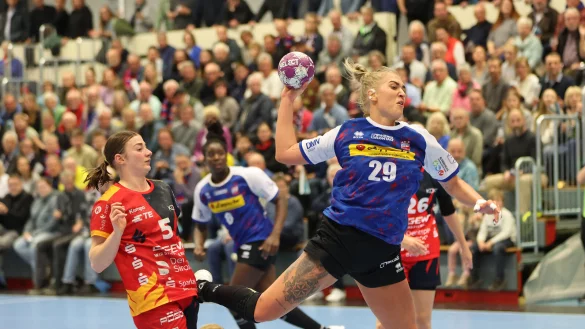 Blombergs Kreisl&auml;uferin Stefanie Kaiser setzt sich im Spiel gegen Bensheim/Auerbach gegen Isabell Hurst in Szene. - &copy; Paul Cohen