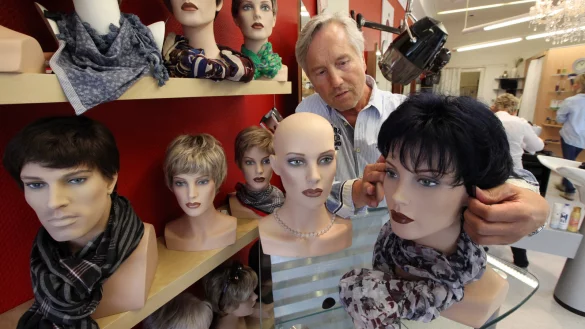 Per&uuml;cke oder Tuch: Friseurmeister Jens Rahn hilft Krebspatienten im Lemgoer Klinikum, die nach einer Chemotherapie ihre Haare verloren haben. - &copy; Bernhard Preu&szlig;