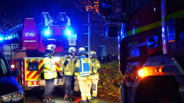 Rund 50 Einsatzkräfte der Feuerwehr bekämpfen einen Brand in Hagen. - © Tim Freitag