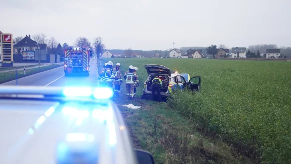 Der Einsatzwagen schleuderte auf den angrenzenden Acker. - © Freitag TV