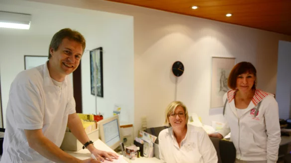 Praxisteam: (von links) Dr. Volker Koberstein, Heike Kausch und Martina Flötotto. Es fehlt Bärbel Tracht. - © André Gallisch