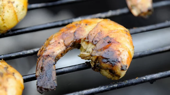 Garnelen lassen sich auf vielf&auml;ltige Weise zubereiten - auch auf dem Grill. Was der Bad Salzufler mit vier Kilo der Krebstiere vorhatte, ist aber unklar. - &copy; picture alliance / dpa