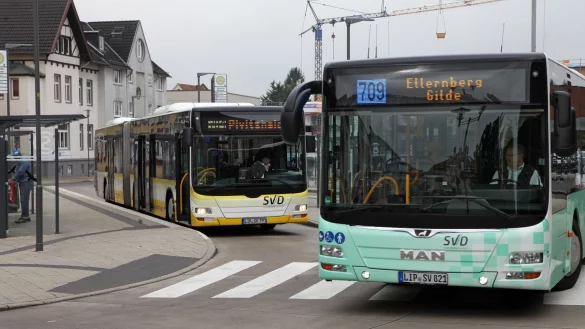 Gelbe und gr&uuml;ne Busse: F&uuml;r die BVO, die die Stadtbuslinien &uuml;bernommen hat (hier ein Bild vom Busbahnhof), dr&auml;ngt die Zeit. Die Erlaubnis, in der Arminstra&szlig;e weitere Busse parken zu d&uuml;rfen, ist nur f&uuml;r zwei Monate erteilt worden. - &copy; Bernhard Preuss