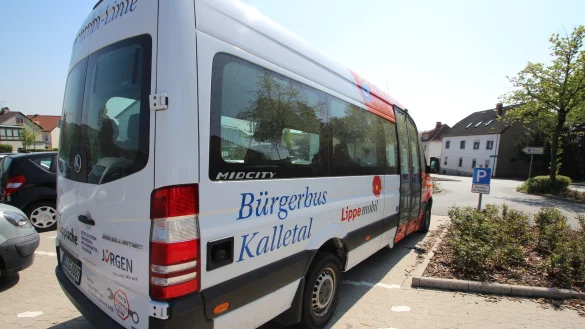 Der B&uuml;rgerbus Kalletal steht auf dem Parkplatz hinter dem Rathaus. Wann er wieder f&auml;hrt, ist unklar. Doch nicht nur Corona st&ouml;rt den Betrieb. Auch die Gefahr, dass die Fahrer den Bus mit ihren F&uuml;hrerscheinen nicht mehr fahren d&uuml;rfen, bereitet dem Verein Sorgen.&nbsp; - &copy; Jens Rademacher