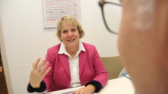 Im Gespr&auml;ch: Martina Hannen, FDP-Landtagsabgeordnete und Fraktionsvorsitzende der FDP im Rat der Stadt, erkl&auml;rt, was sie als B&uuml;rgermeisterin alles anders machen w&uuml;rde. - &copy; Wolfgang Becker