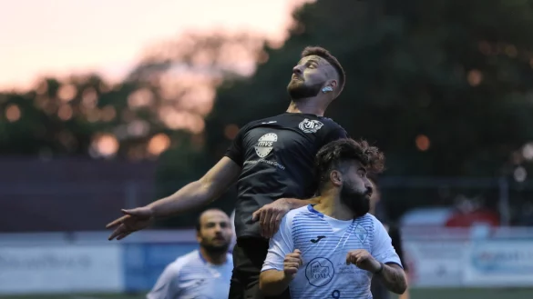 Kopf an Kopf am Kalkofen: Oerlinghausens Caner Vardar (links) im Duell mit dem Salzufler Umit Akman. - &copy; Oliver K&ouml;nig