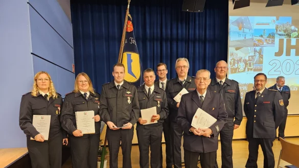 Bürgermeister Matthias Kalkreuter (Fünfter von links), Wehrführer Benjamin Brinkmeyer (Zweiter von links) und der stellvertretende Kreisbrandmeister Sascha Medina (links) ehrten Jaqueline Göserich (von links), Miriam Bicker und Matti Stölting für 25 Jahre Dienst in der Freiwilligen Feuerwehr Lage. Außerdem Martin Börchers (35 Jahre), Thomas Wedeking und Volker Cichos (je 50 Jahre). Es fehlt Dieter Mohrlüder (60 Jahre). Im Hintergrund steht Andreas Bicker. - © Astrid Sewing